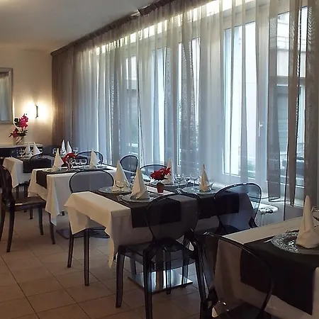 فندق Le Coin Fleuri ديني-ليه-بان