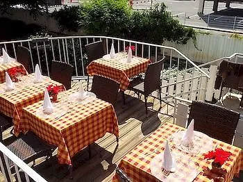 Le Coin Fleuri 4* ديني-ليه-بان